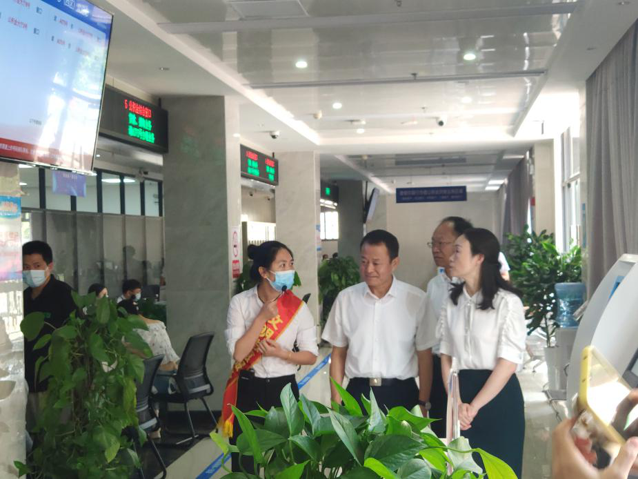 李克坚在市民综合服务中心调研